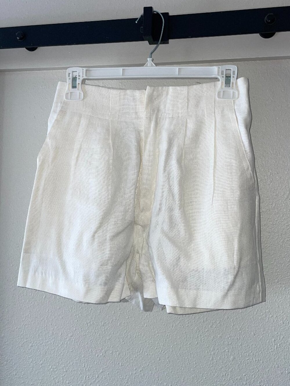 NWOT Olivaceous White Linen Shorts